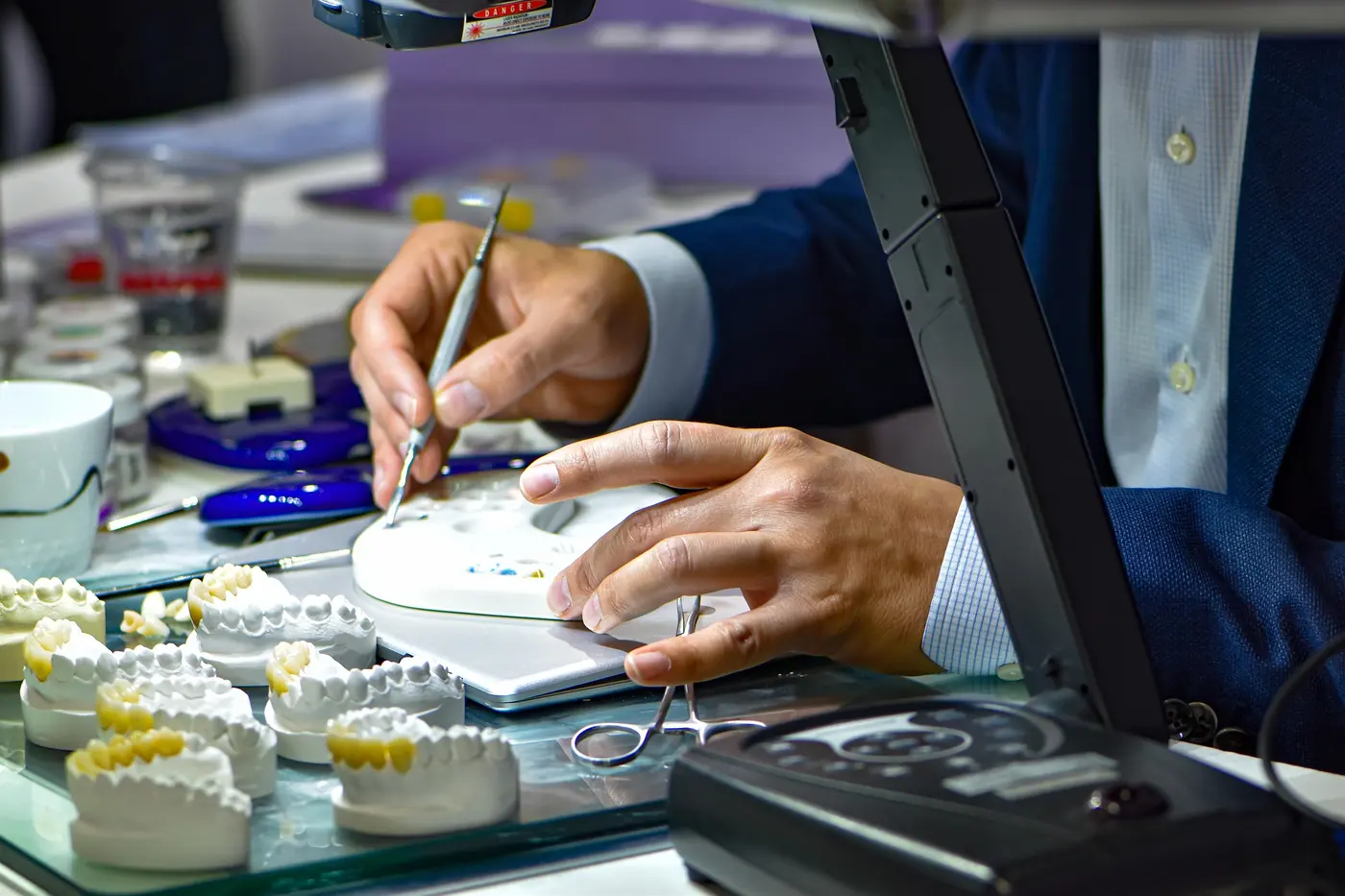 Hassas diş laboratuvarı işçiliği