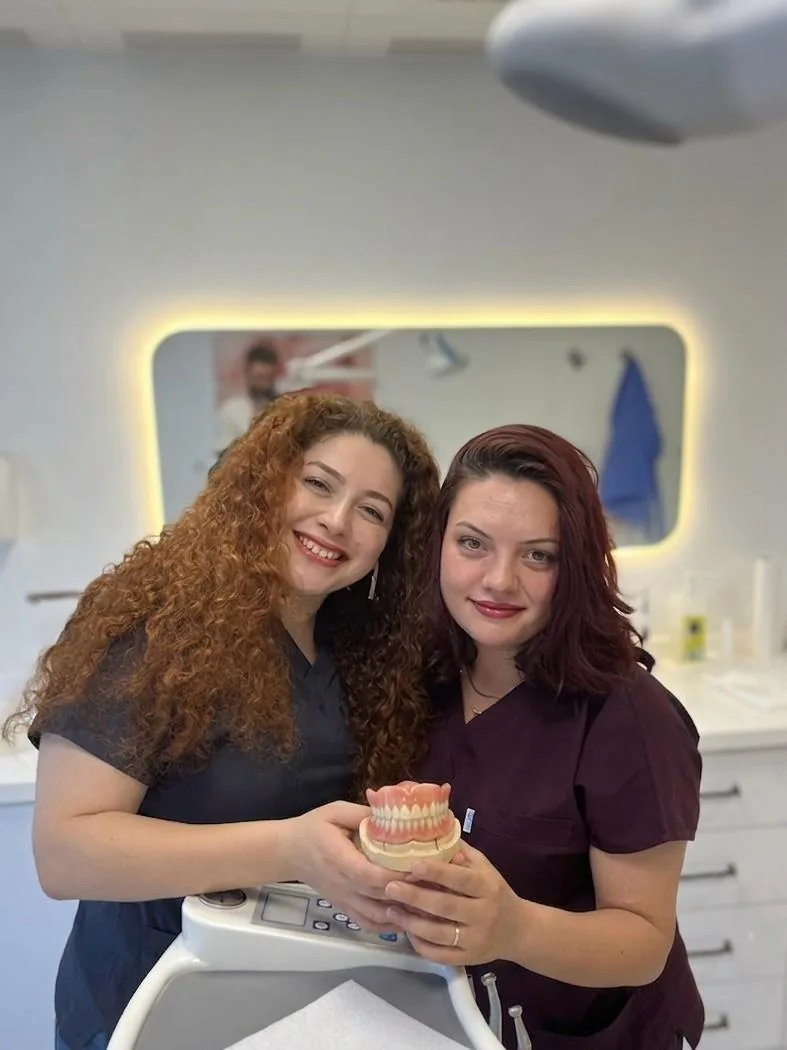 Dt. Yasemin Köksal ve Dt. Gizem Reyhan Kara, Dent Mavi'nin kurucu ortakları