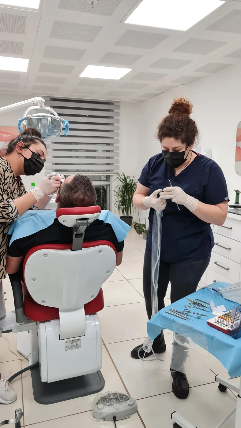 Dent Mavi ekibi bir tedavi sırasında birlikte çalışırken