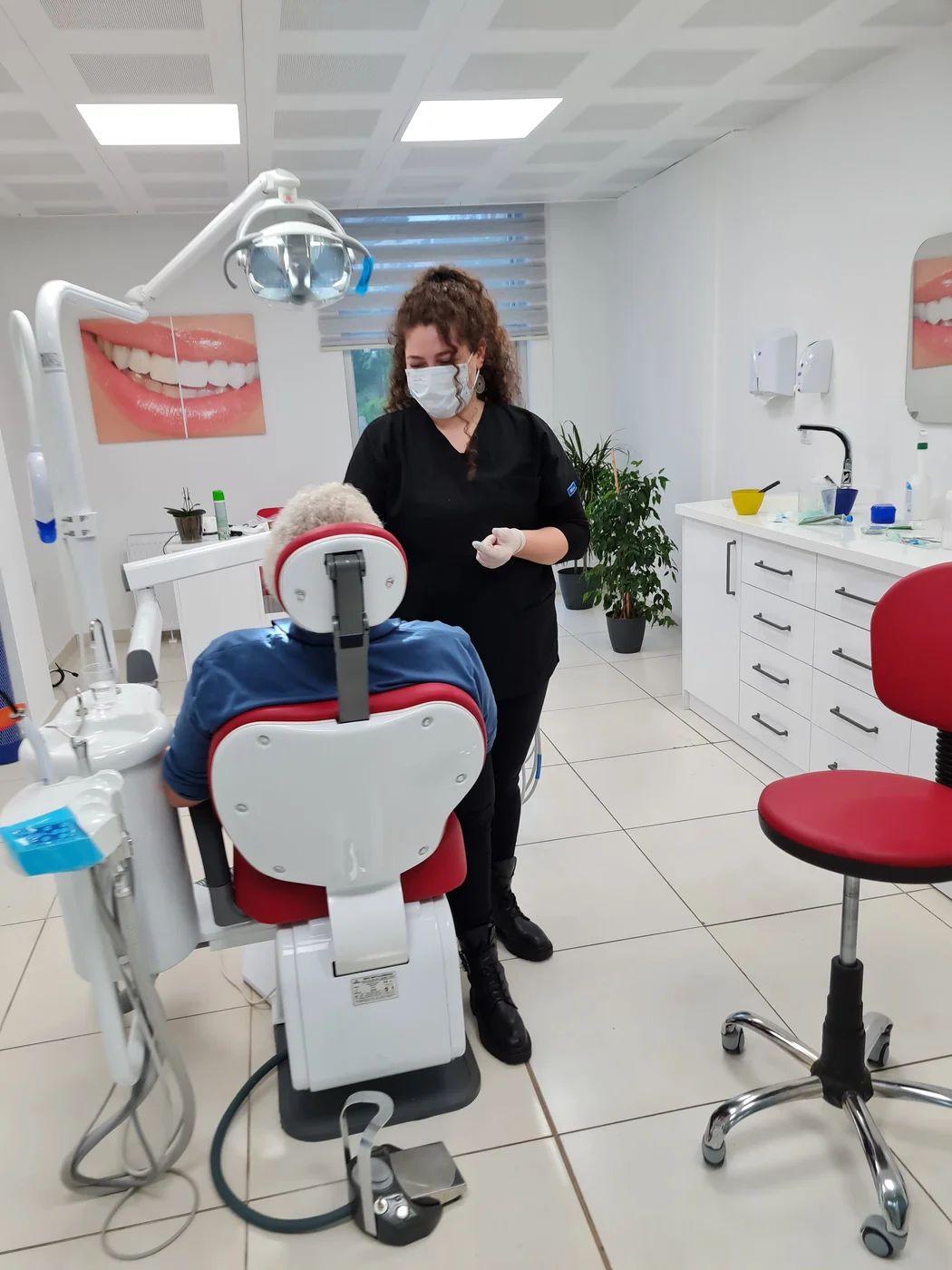 Dent Mavi hekimi hastasıyla tedavi öncesi ilgilenirken
