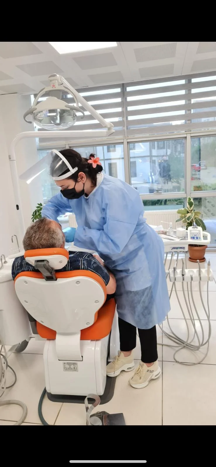 Dent Mavi hekimi hastasına tedavi uygularken