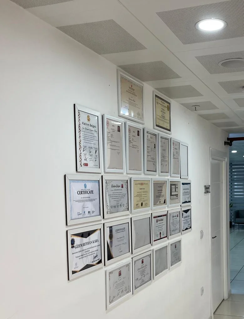 Dent Mavi'de eğitim ve sertifikalar duvarı
