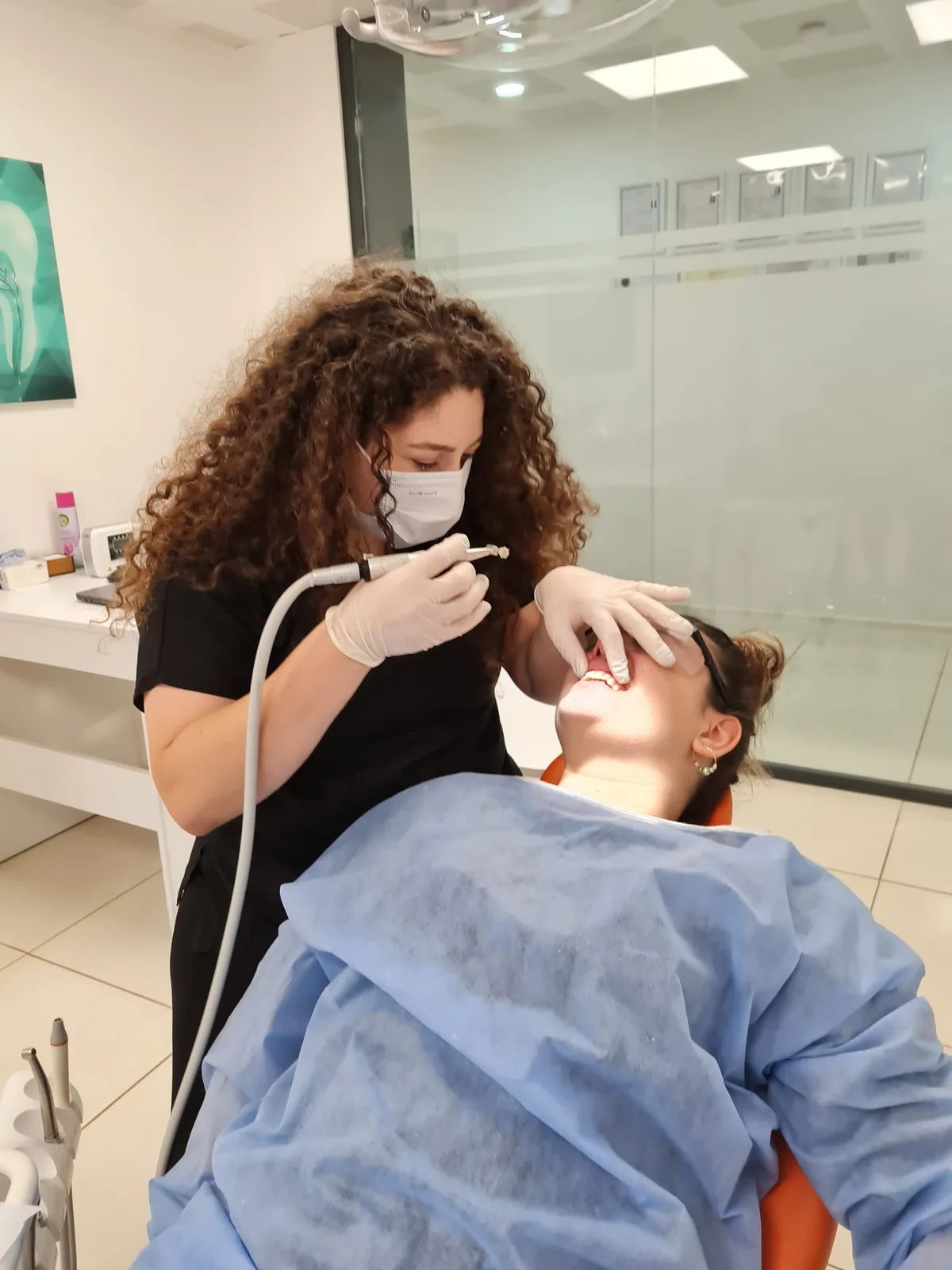 Dent Mavi'de diş taşı temizliği uygulaması