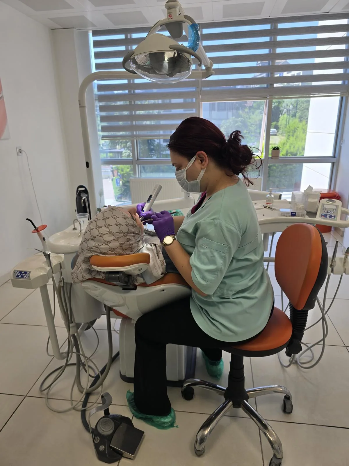 Dent Mavi'de tam koruyucu ekipmanla yapılan bir işlem