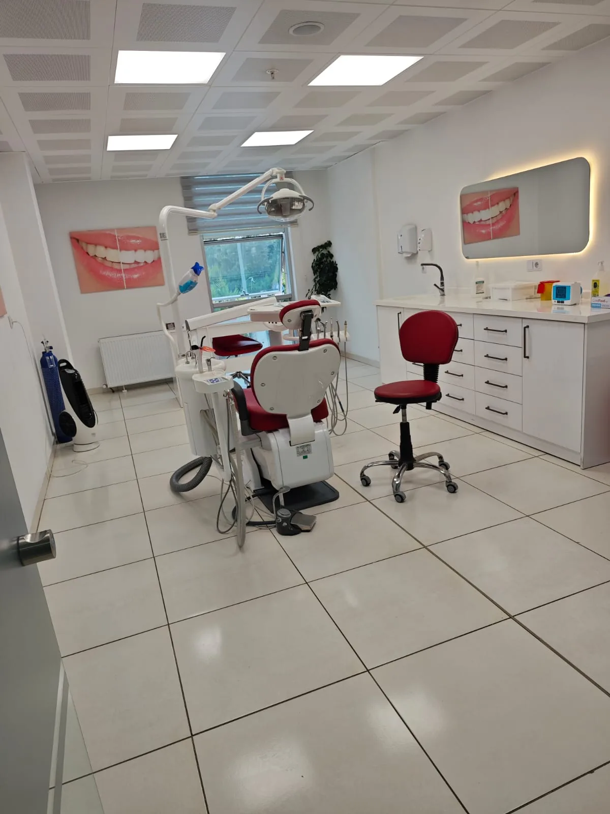 Dent Mavi tedavi odası, diş üniti